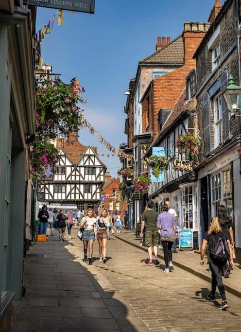 Choristers Mews: Luxury Cottage A Stones Throw From The Cathedral! 林肯 外观 照片