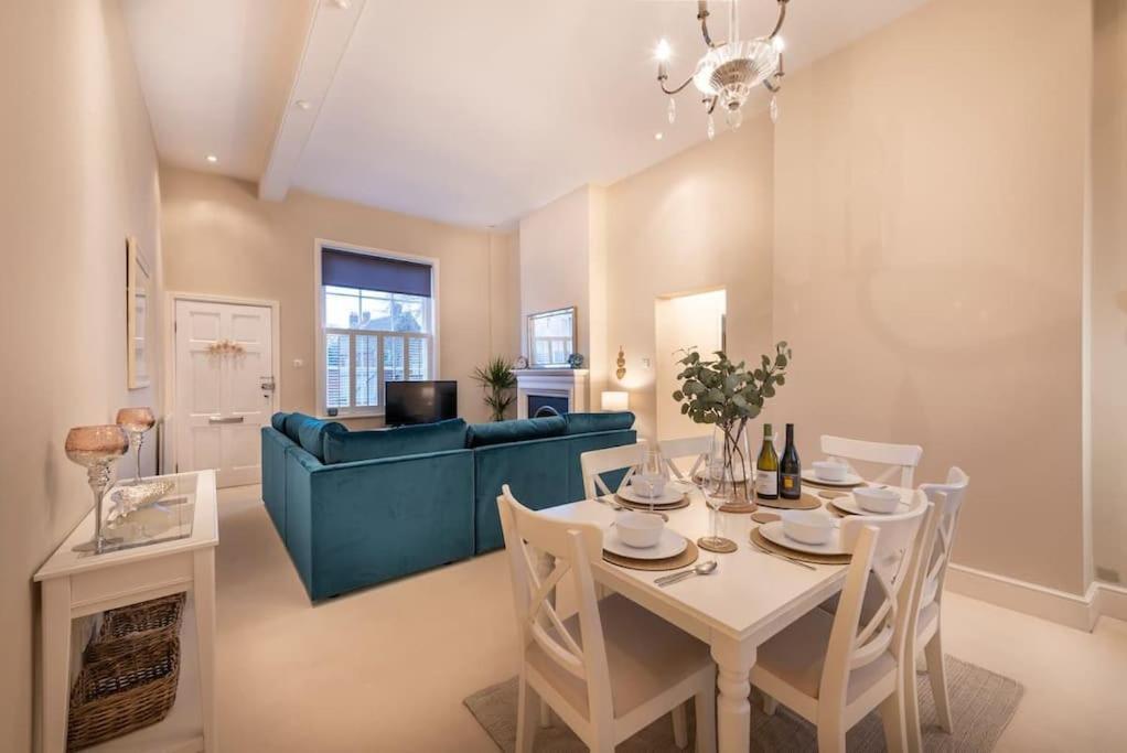 Choristers Mews: Luxury Cottage A Stones Throw From The Cathedral! 林肯 外观 照片