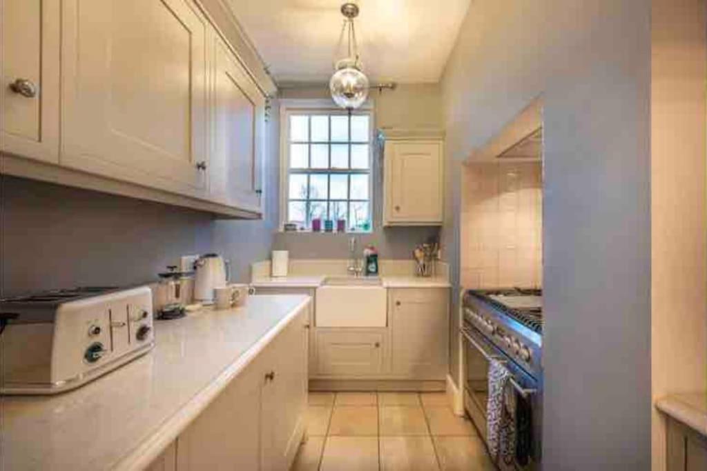 Choristers Mews: Luxury Cottage A Stones Throw From The Cathedral! 林肯 外观 照片